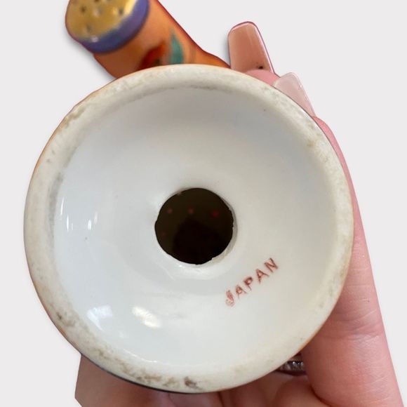 Vintage | Cottagecore Floral Salt & Pepper Shakers - Picture 5 of 6